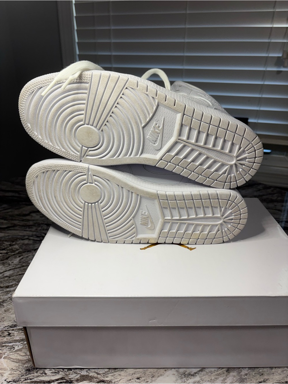 MENS AIR JORDAN 1 MID TRIPLE WHITE SIZE 10 Sneakers - White - Picture 15 of 15